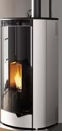 Palazzetti Marianne 9 Stufa ermetica A Pellet Ecofire ad Bianca accesa in soggiorno, fiamma visibile attraverso il vetro