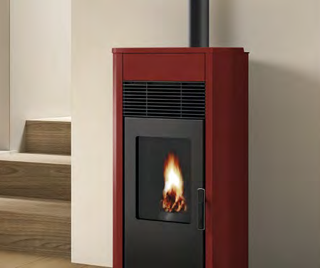 Royal roberta air 80 us stufa a pellet ad aria 8kw rosso in ceramica accesa in soggiorno, fiamma visibile attraverso il vetro