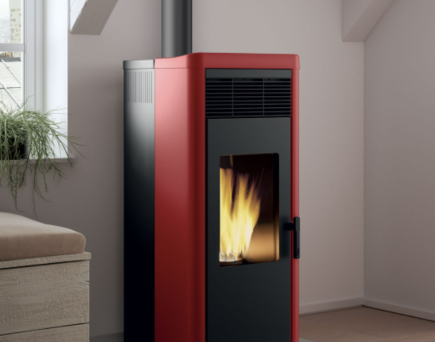 Royal lea air 90 us stufa a pellet ad aria uscita fumi accesa in soggiorno, fiamma visibile attraverso il vetro