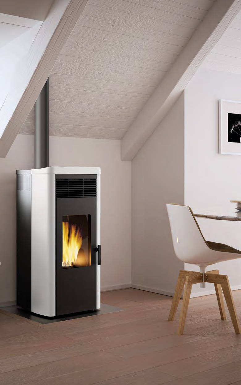 royal lea air 90 us stufa a pellet ad aria uscita fumi in ceramica accesa in soggiorno, fiamma visibile attraverso il vetro