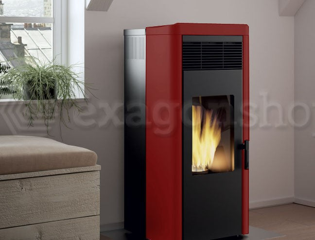 Royal lea air 120 us stufa a pellet ad aria uscita fumi in ceramica accesa in soggiorno, fiamma visibile attraverso il vetro