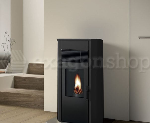Royal Roberta Air 80 Stufa A Pellet Ad Aria Con Top In in ceramica accesa in soggiorno, fiamma visibile attraverso il vetro