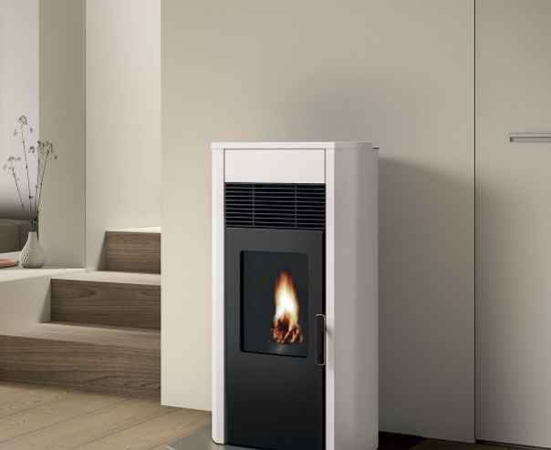 Royal Roberta Air 80 Stufa A Pellet Ad Aria Con Top In in ceramica accesa in soggiorno, fiamma visibile attraverso il vetro