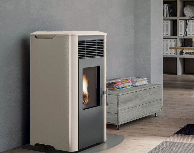 Royal Ilena Air 60 Stufa A Pellet Ad Aria Con Top In in ceramica accesa in soggiorno, fiamma visibile attraverso il vetro