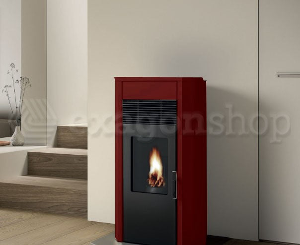 Royal Roberta Air 120 Stufa A Pellet Ad Aria Con Top In in ceramica accesa in soggiorno, fiamma visibile attraverso il vetro