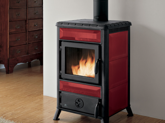 Royal Mary Stufa A Legna Focolare In Ghisa 8kw In Ceramica accesa in soggiorno, fiamma visibile attraverso il vetro
