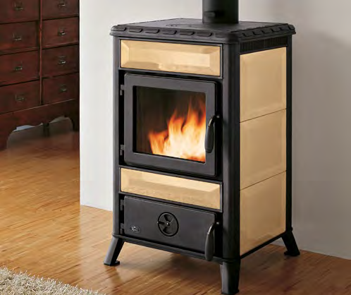 Royal Mary Stufa A Legna Focolare In Ghisa 8kw In Ceramica accesa in soggiorno, fiamma visibile attraverso il vetro