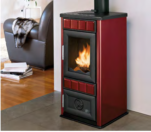 Royal King S Stufa A Legna Ceramicata 6kw 46x40x90 Cm In accesa in soggiorno, fiamma visibile attraverso il vetro
