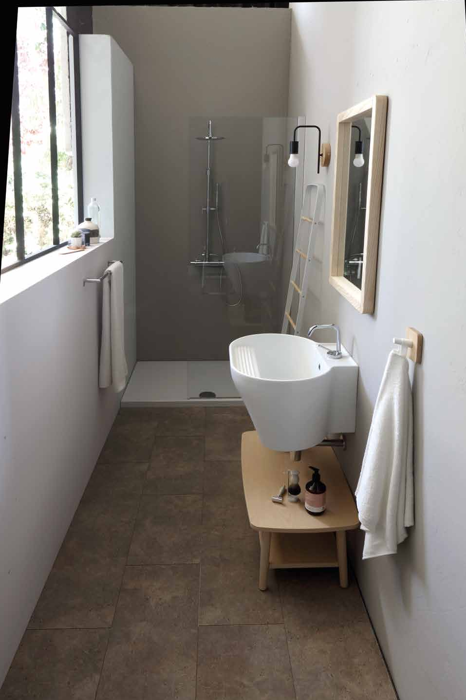 Colavene Tino lavatoio 60x50 in ceramica Bianco Lucido installato su lavello, vista della bocca e della leva