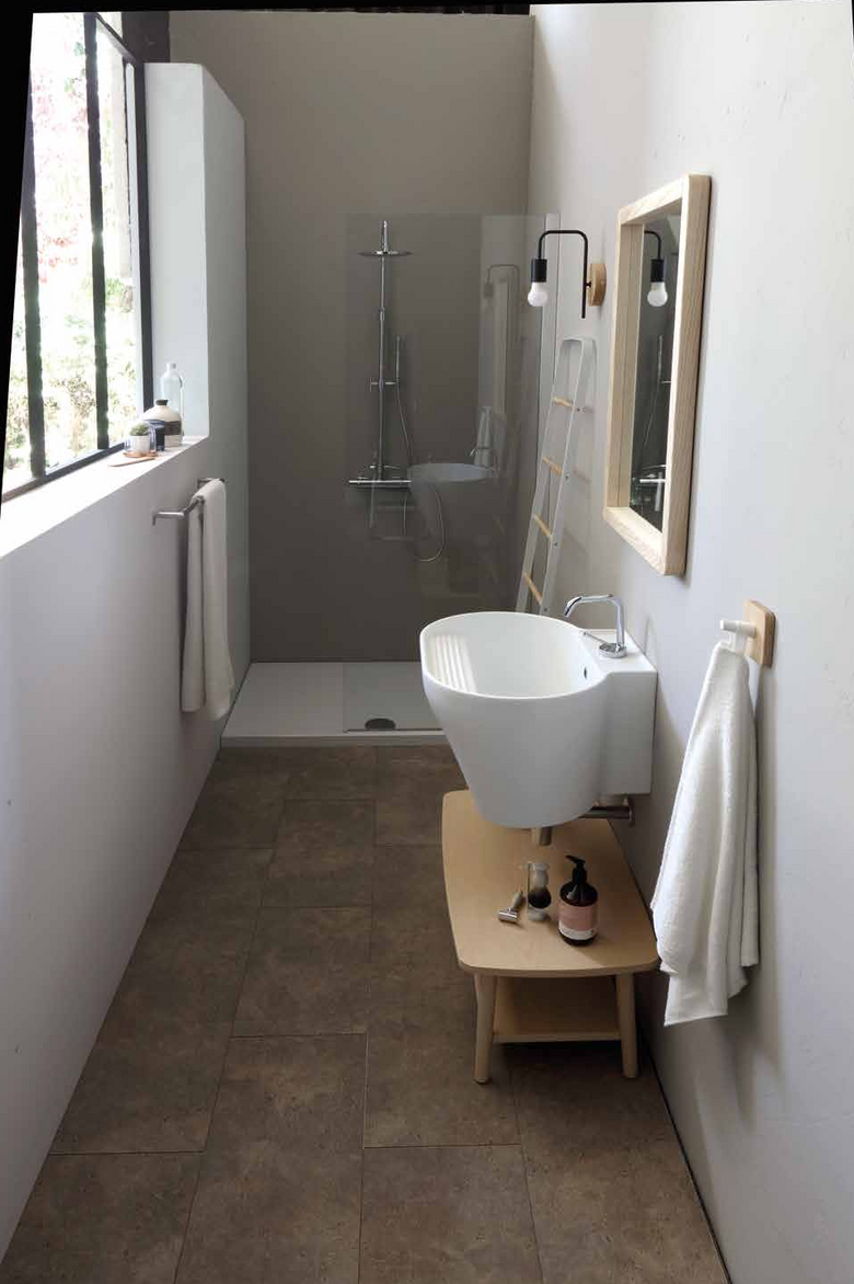 Colavene Tino lavatoio 60x50 in ceramica Bianco Lucido installato su lavello, vista della bocca e della leva