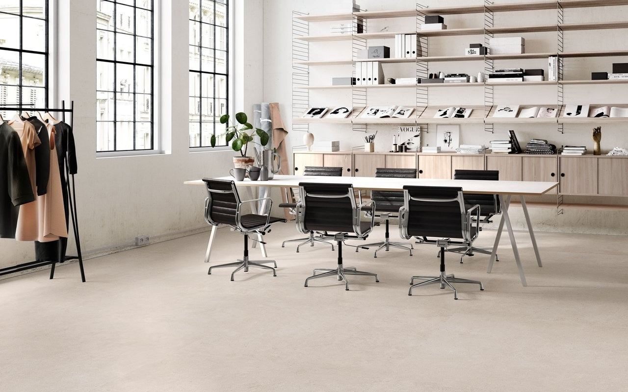 Pavimento Rivestimento 60,4x90,6 Effetto Pietra Gres posata in ambiente arredato, dettaglio della venatura