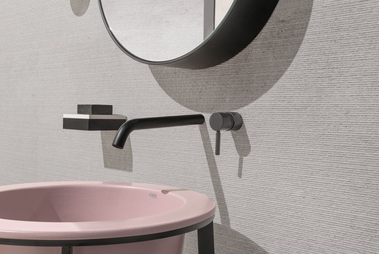 Pavimento Rivestimento 60,4x90,6 Effetto Pietra Gres posata in ambiente arredato, dettaglio della venatura