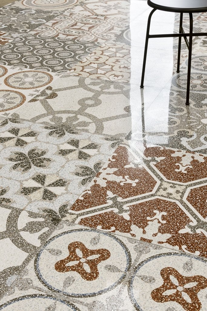 Pavimento rivestimento 60x60 decoro Rettificato In Gres Patchwork Lev Lucido posata in ambiente arredato, dettaglio della...