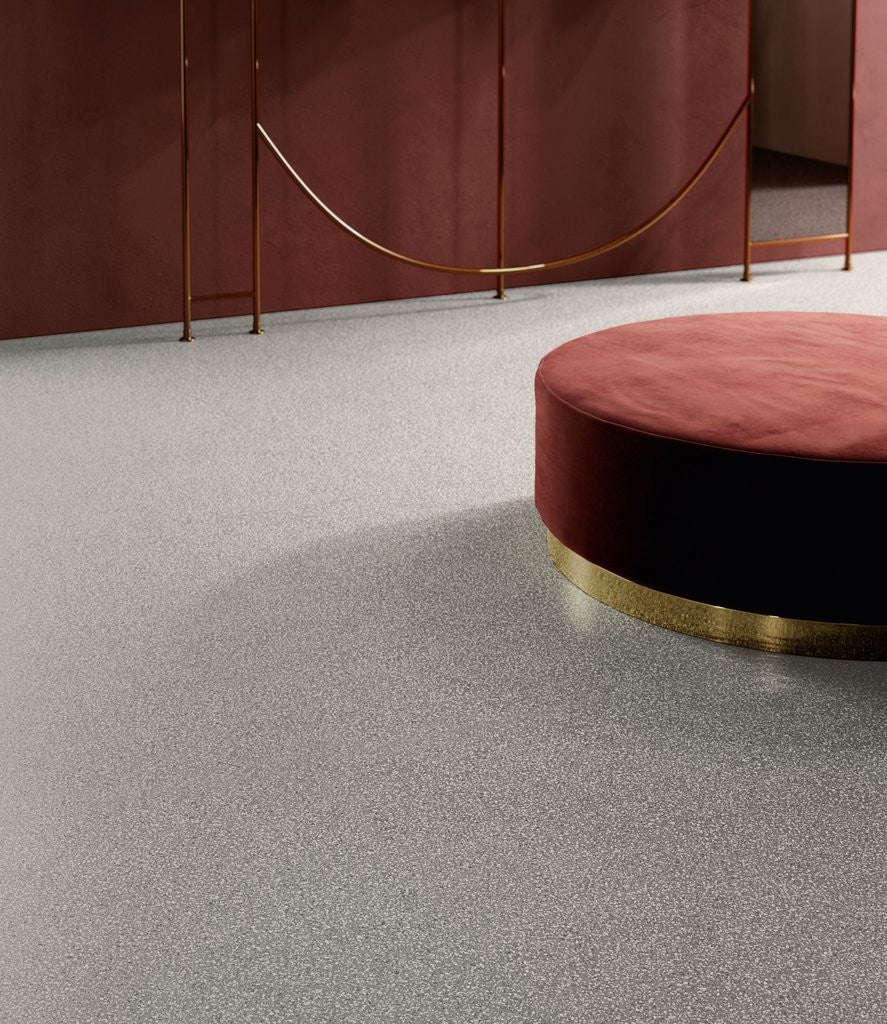 Pavimento rivestimento 90x90 Effetto Graniglia Rettificato posata in ambiente arredato, dettaglio della venatura