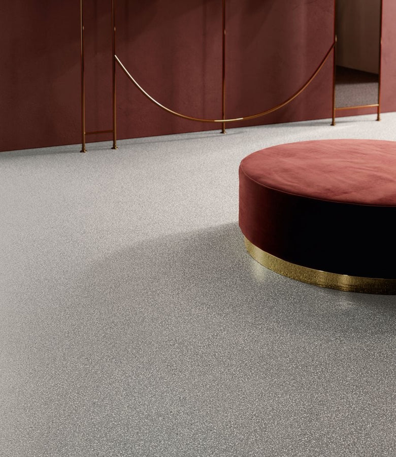 Pavimento rivestimento 90x90 Effetto Graniglia Rettificato posata in ambiente arredato, dettaglio della venatura