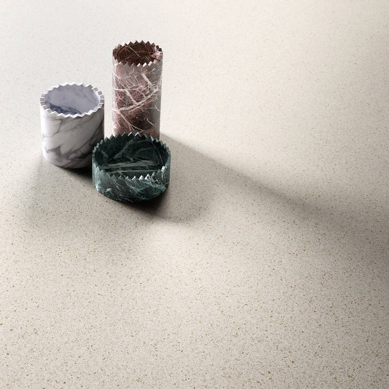 Pavimento rivestimento 90x90 Effetto Graniglia Rettificato posata in ambiente arredato, dettaglio della venatura