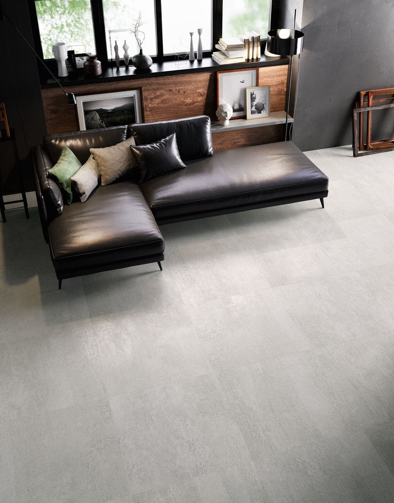 Pavimento Rivestimento 120x120 Cm Effetto Metallo In Gres posata in ambiente arredato, dettaglio della venatura