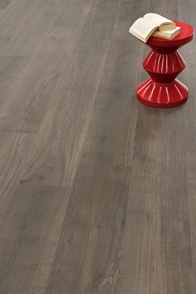Pavimento 20x120 effetto parquet Di Pino In Gres in ambientazione completa, vista d'insieme della stanza