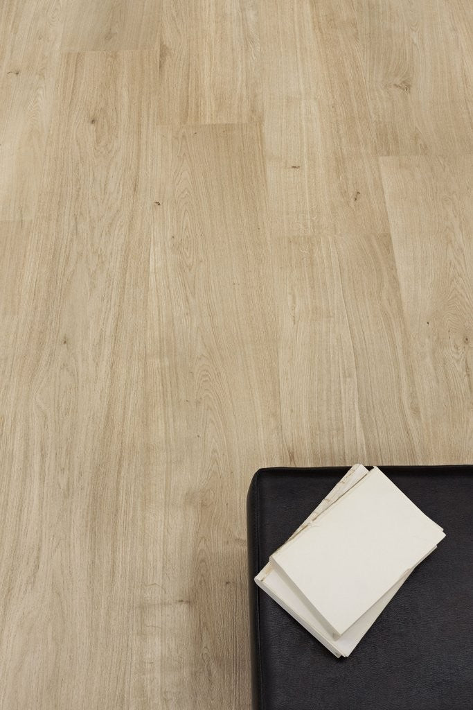 Pavimento 20x120 effetto parquet di Pino In Gres in ambientazione completa, vista d'insieme della stanza