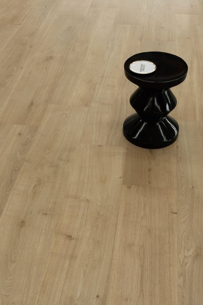 Pavimento 20x120 effetto parquet di Pino In Gres posata in ambiente arredato, dettaglio della venatura