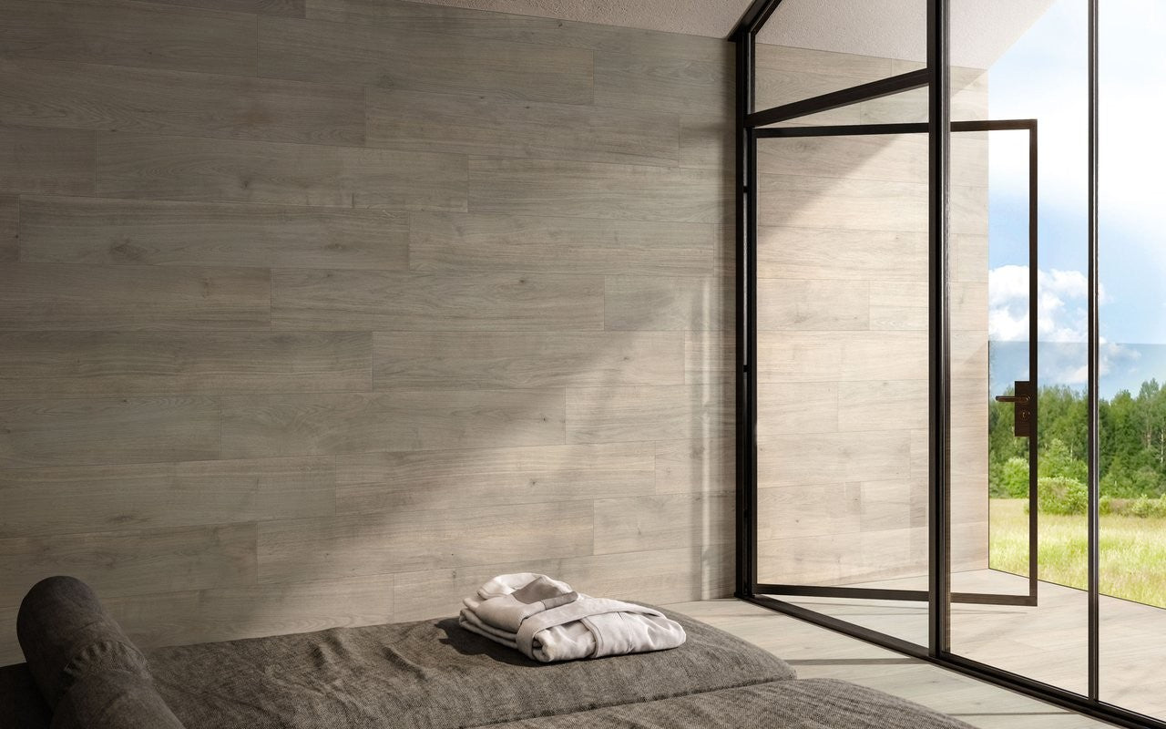 Pavimento 20x120 effetto parquet Di Pino In Gres posata in ambiente arredato, dettaglio della venatura