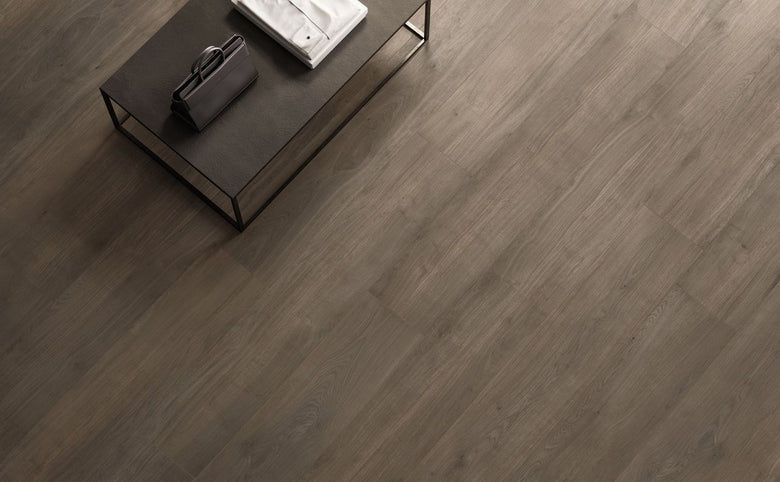 Pavimento 20x120 effetto parquet Di Pino In Gres posata in ambiente arredato, dettaglio della venatura