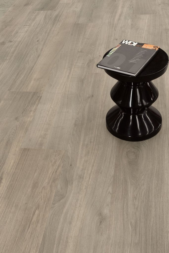 Pavimento 20x120 effetto parquet Di Pino In Gres, dettaglio ravvicinato della finitura e delle fughe