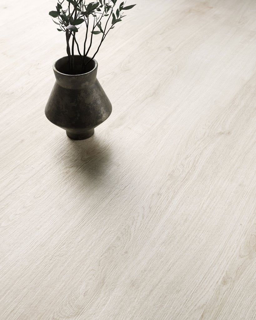 Pavimento 20x120 effetto parquet Di Pino In Gres in ambientazione completa, vista d'insieme della stanza