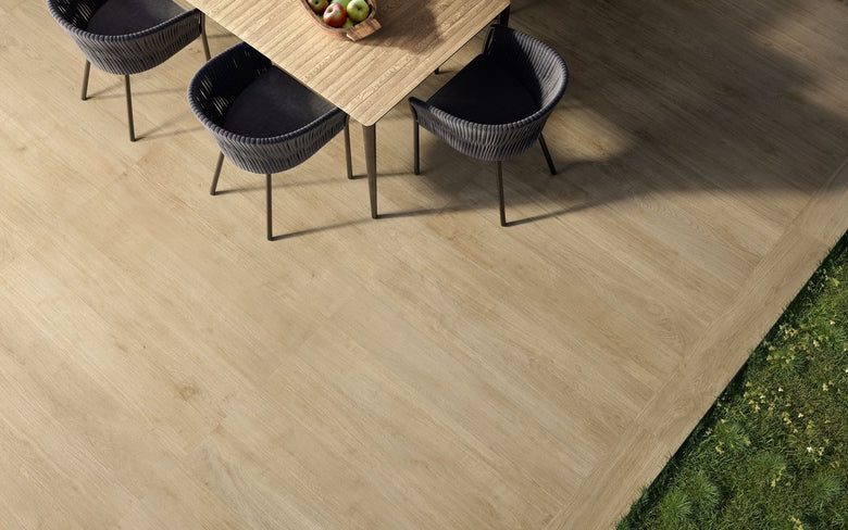 Pavimento 30x120 effetto parquet Di Pino In Gres in gres porcellanato e ceramica, superficie e texture ravvicinata del gres