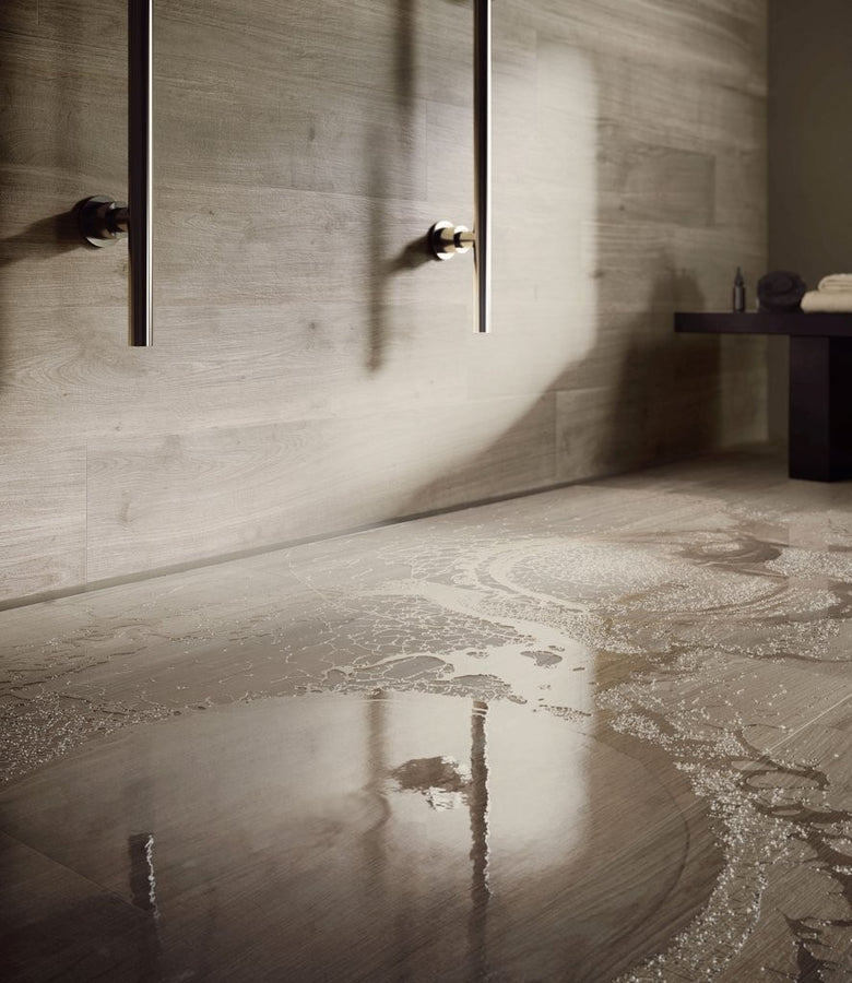 Pavimento 30x120 effetto parquet Di Pino In Gres in ambientazione completa, vista d'insieme della stanza