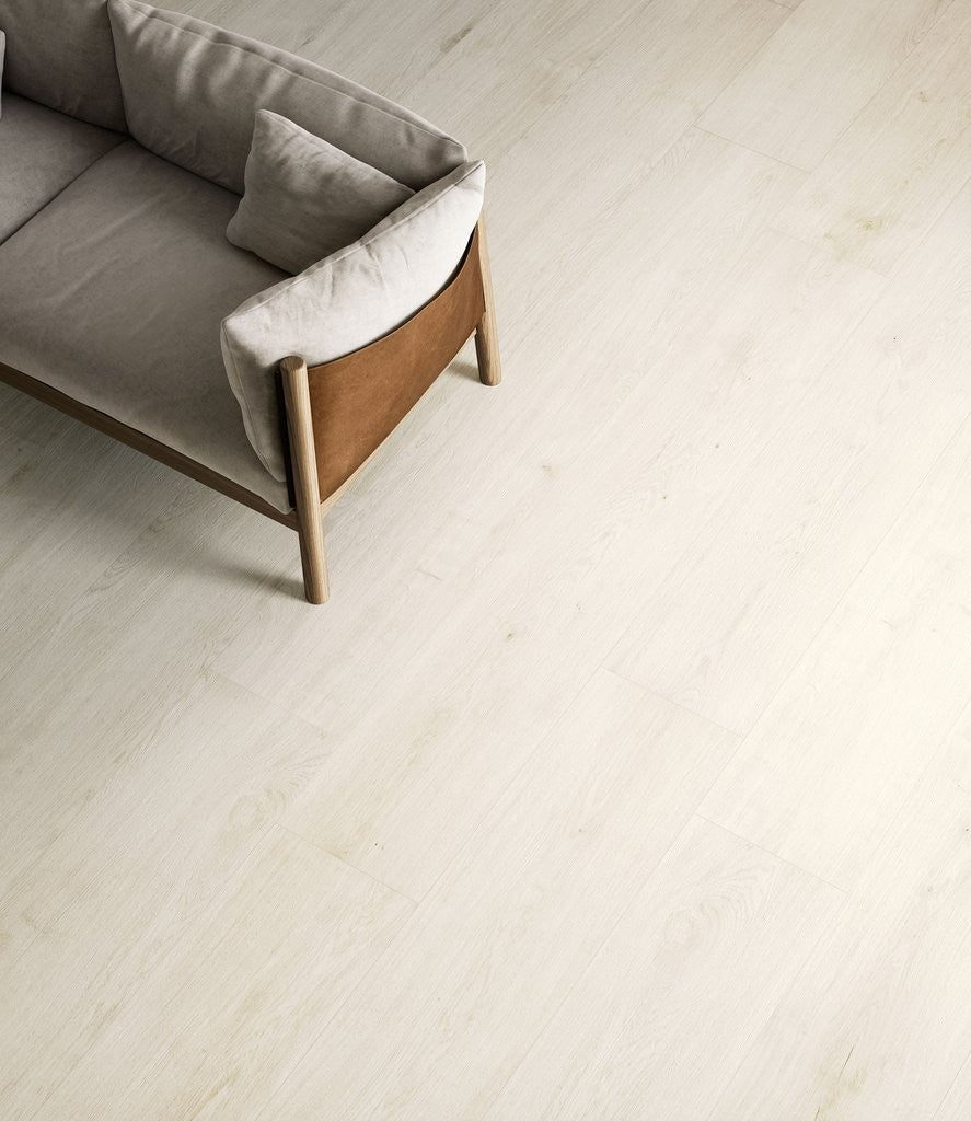 Pavimento 30x120 effetto parquet Di Pino In Gres posata in ambiente arredato, dettaglio della venatura