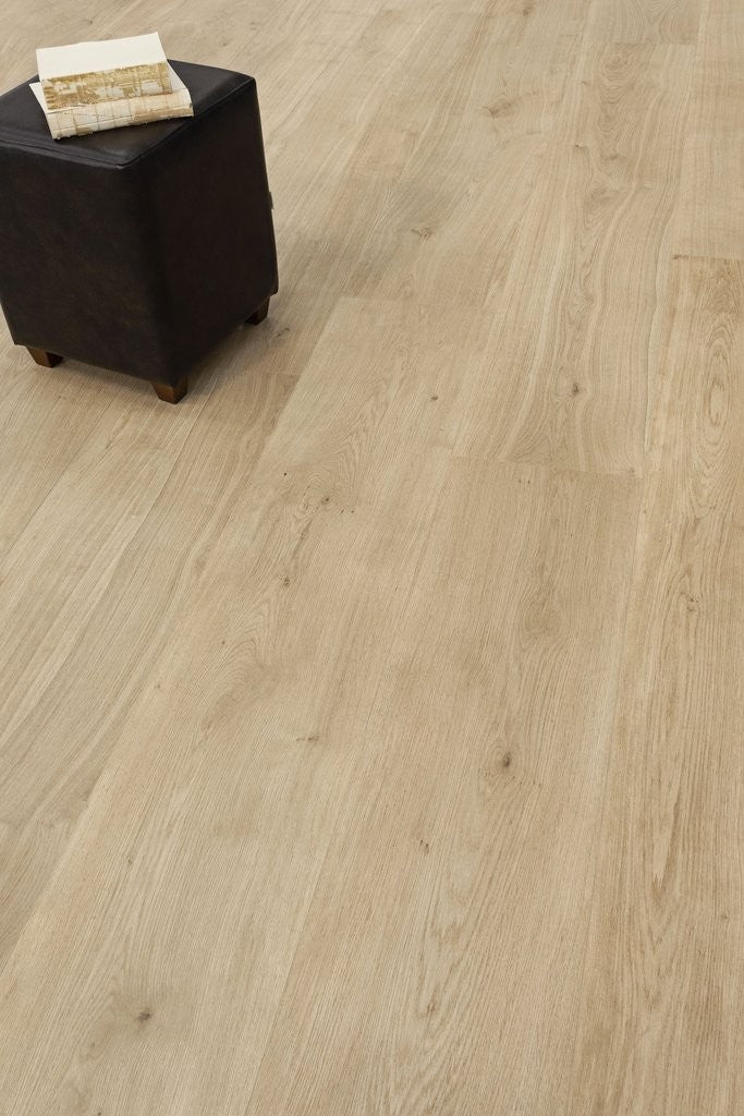 Pavimento 30x180 effetto parquet Di Pino In Gres posata in ambiente arredato, dettaglio della venatura