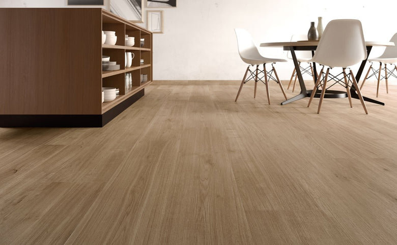 Pavimento 30x180 effetto parquet Di Pino In Gres posata in ambiente arredato, dettaglio della venatura