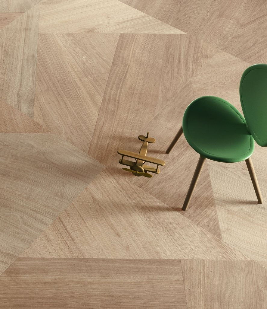 Pavimento 30x180 effetto parquet Di Pino In Gres in ambientazione completa, vista d'insieme della stanza