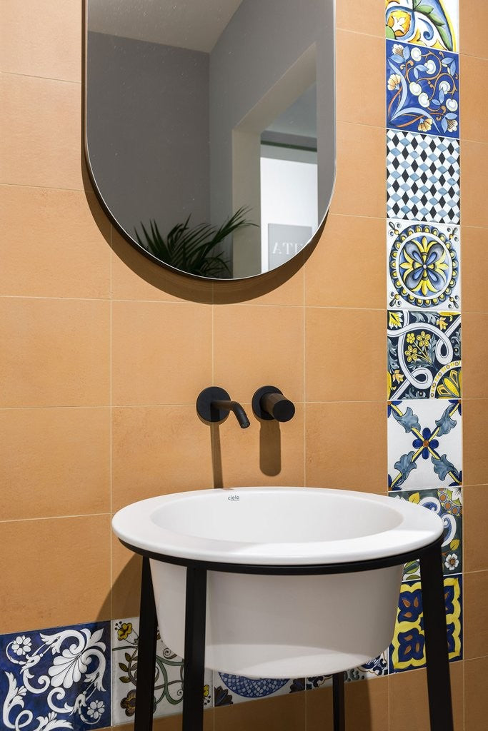 Pavimento rivestimento 20x20 Cotto Mat Ceramica Sant posata in ambiente arredato, dettaglio della venatura