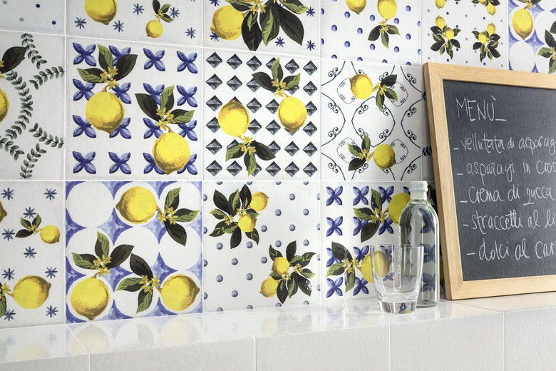Pavimento rivestimento 20x20 Bianco Mix Lucido Ceramica in ambientazione completa, vista d'insieme della stanza