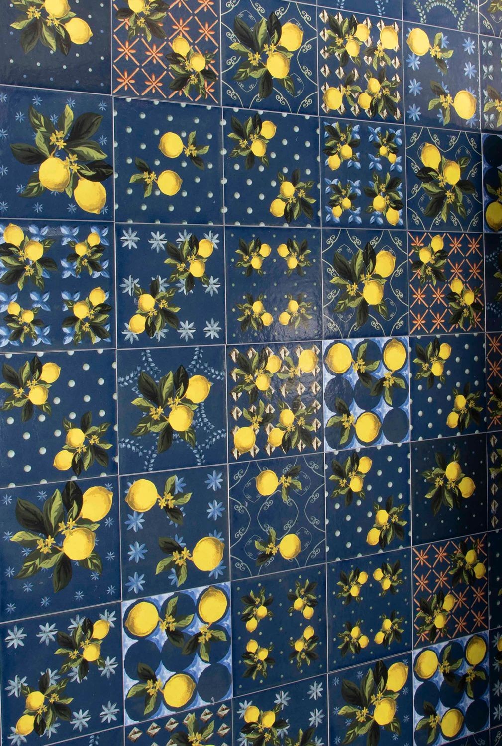 Pavimento rivestimento 20x20 blu mix Lucido Ceramica Sant posata in ambiente arredato, dettaglio della venatura