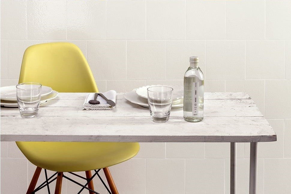 Rivestimento 20x20 Cm Bianco Lucido Ceramica Sant Agostino posata in ambiente arredato, dettaglio della venatura
