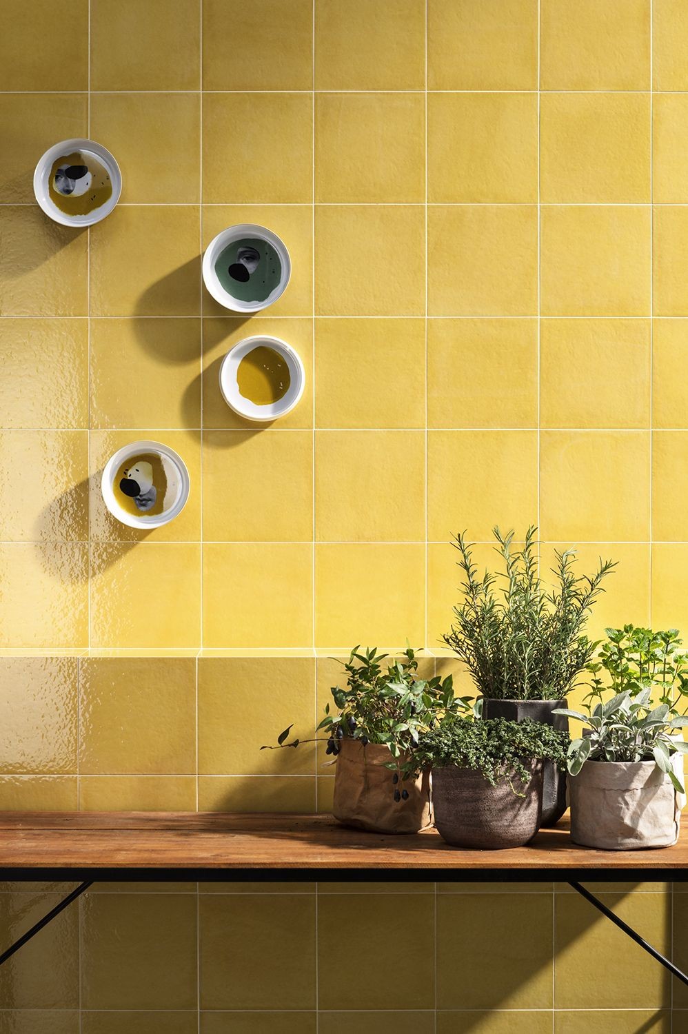 Rivestimento 20x20 Cm Giallo Lucido Ceramica Sant Agostino posata in ambiente arredato, dettaglio della venatura
