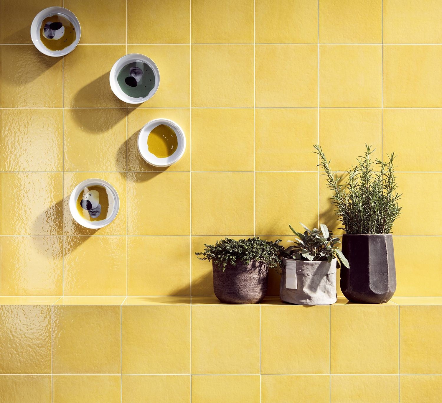 Rivestimento 20x20 Cm Giallo Lucido Ceramica Sant Agostino, dettaglio ravvicinato della finitura e delle fughe