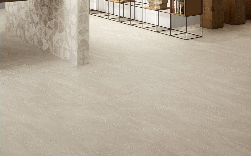 Pavimento Rivestimento 60x120 Cm In Gres Porcellanato Sand posata in ambiente arredato, dettaglio della venatura