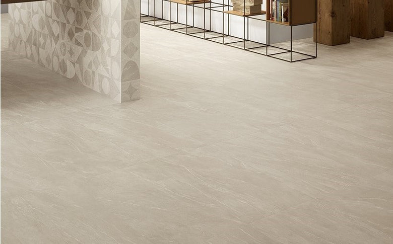 Pavimento Rivestimento 60x120 Cm In Gres Porcellanato Sand posata in ambiente arredato, dettaglio della venatura