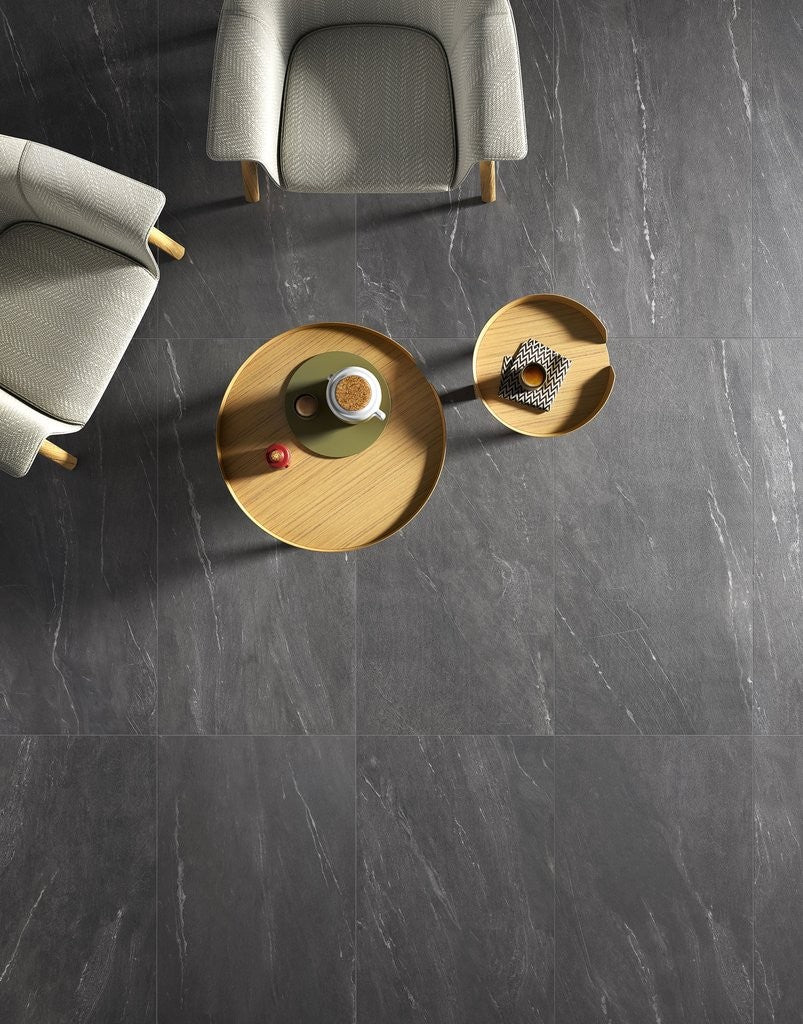 Pavimento Rivestimento 60x60 Cm In Gres Porcellanato Dark posata in ambiente arredato, dettaglio della venatura