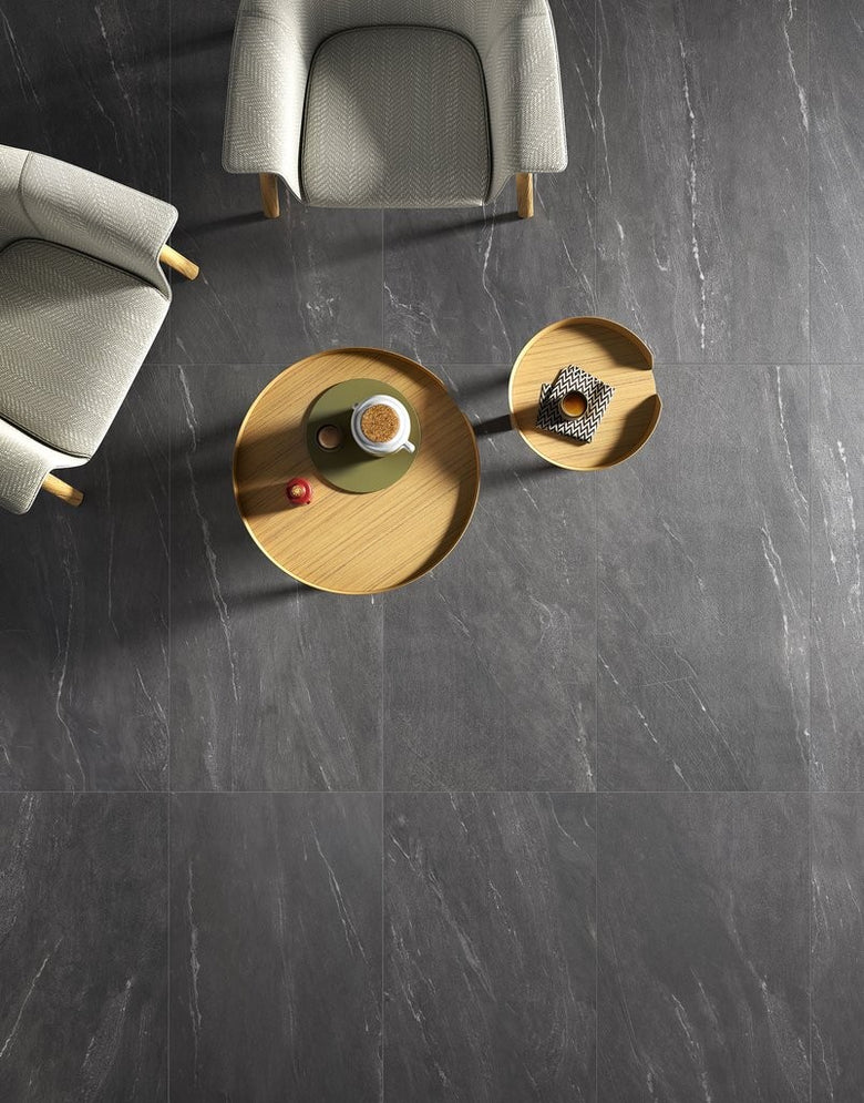 Pavimento Rivestimento 60x60 Cm In Gres Porcellanato Dark posata in ambiente arredato, dettaglio della venatura