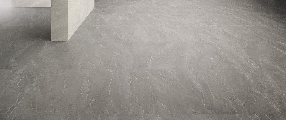 Pavimento Rivestimento 60x60 Cm In Gres Porcellanato Grey in ambientazione completa, vista d'insieme della stanza