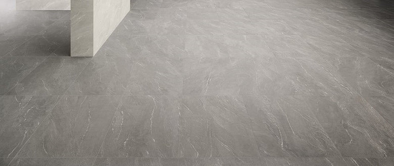 Pavimento Rivestimento 60x60 Cm In Gres Porcellanato Grey in ambientazione completa, vista d'insieme della stanza
