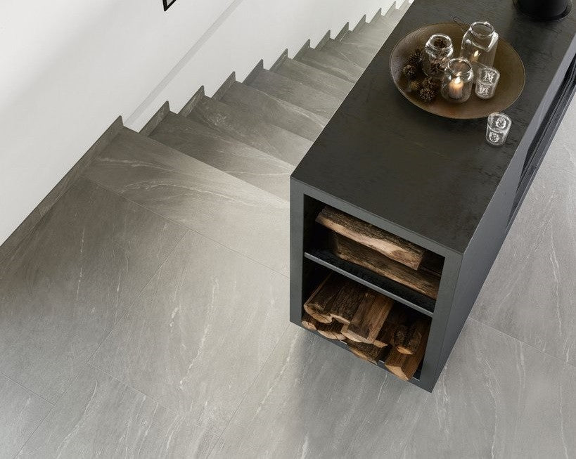 Pavimento Rivestimento 60x60 Cm In Gres Porcellanato Pearl posata in ambiente arredato, dettaglio della venatura