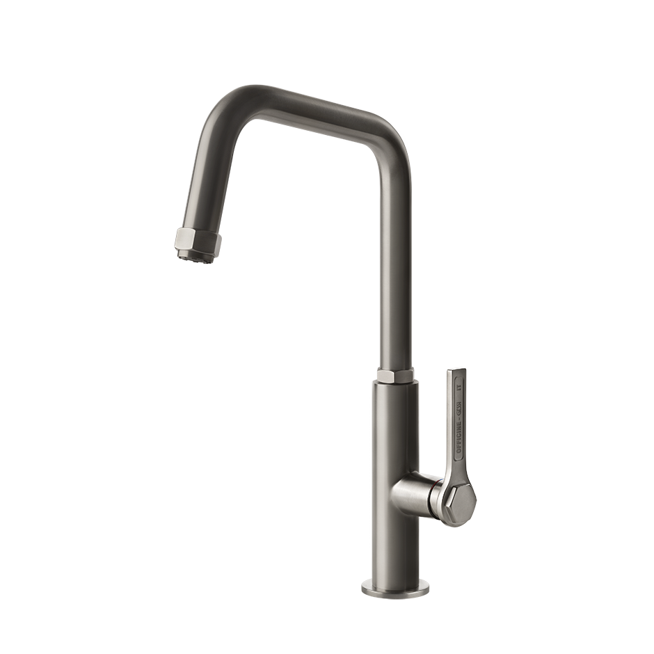Miscelatore Cucina Monocomando Con Canna Girevole Finox installato su lavello, vista della bocca e della leva