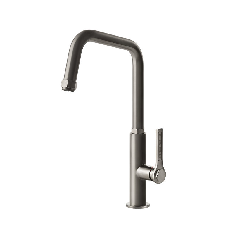 Miscelatore Cucina Monocomando Con Canna Girevole Finox installato su lavello, vista della bocca e della leva
