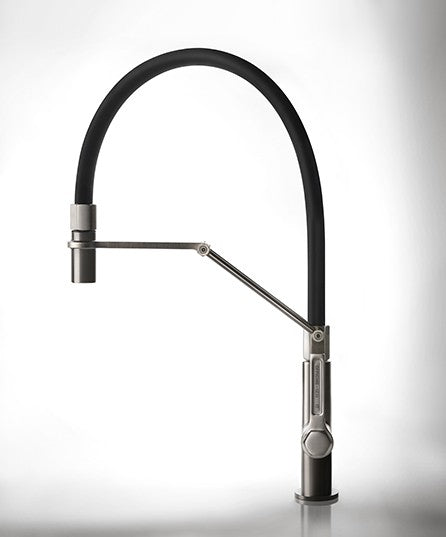 Miscelatore Cucina Semi Pro Canna Girevole E Doccetta installato su lavello, vista della bocca e della leva